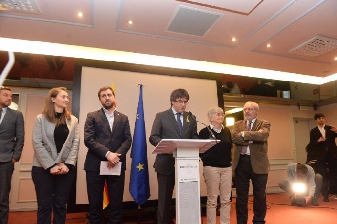 Meritxell Serret, Toni Comín, Carles Puigdemont, Clara Ponsatí y Lluís Puig