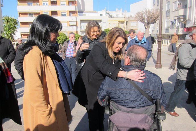 Susana Díaz saluda a un vecino de Torredelcampo. 