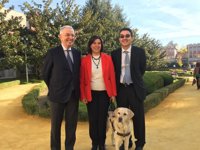 LETI dona vacunas contra la leishmaniosis para la atención preventiva de los perros guía de la ONCE