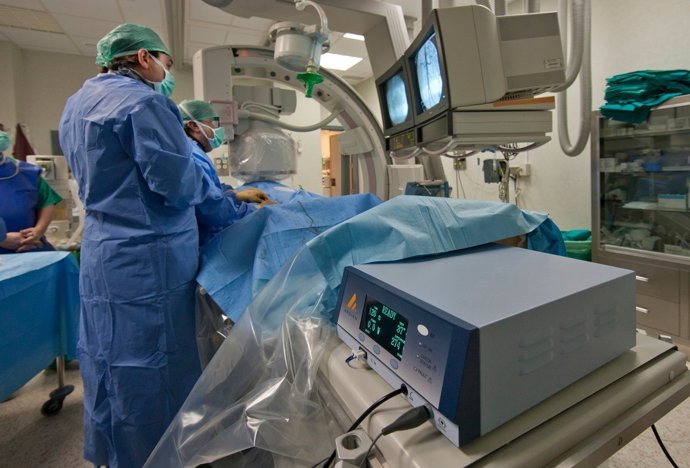 Dispositivo De Radiofrecuencia En Primer Plano En Una Operación A Un Hipertenso