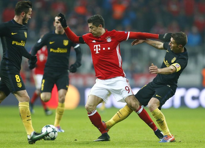 Lewandowski pugna entre jugadores del Atlético en el Allianz Arena
