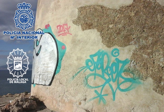 Grafitis en la tore vigía de La Araña