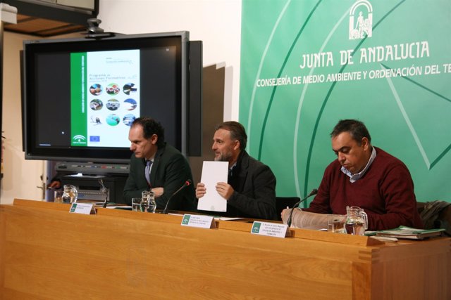 José Fiscal, en el centro, durante la presentación del plan