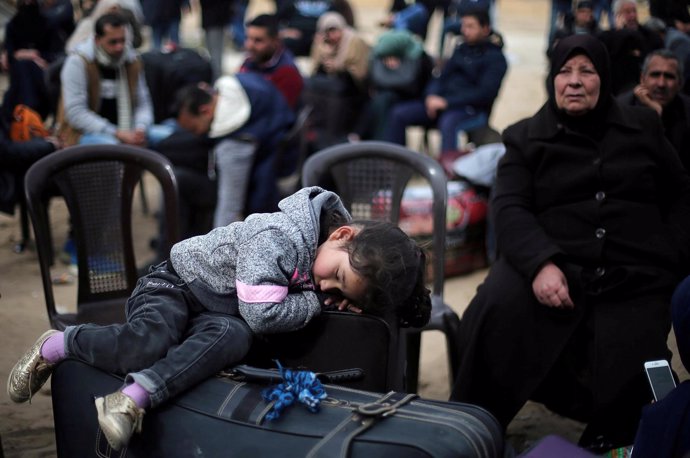 Una niña palestina duerme mientras espera a tener permiso para cruzar a Egipto