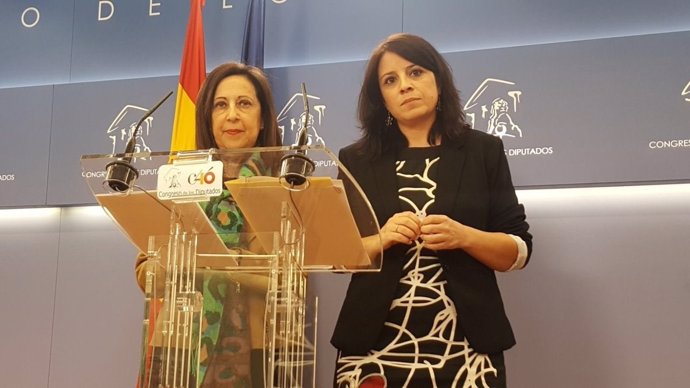 Margarita Robles y Adriana Lastra en el Congreso