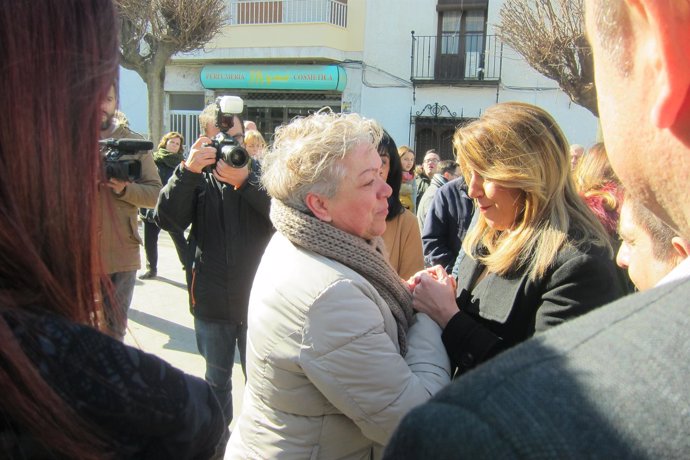 Susana Díaz saluda a una vecina de Torredelcampo.