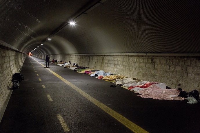 Túnel con migrantes y refugiados en Gorizia (Italia)