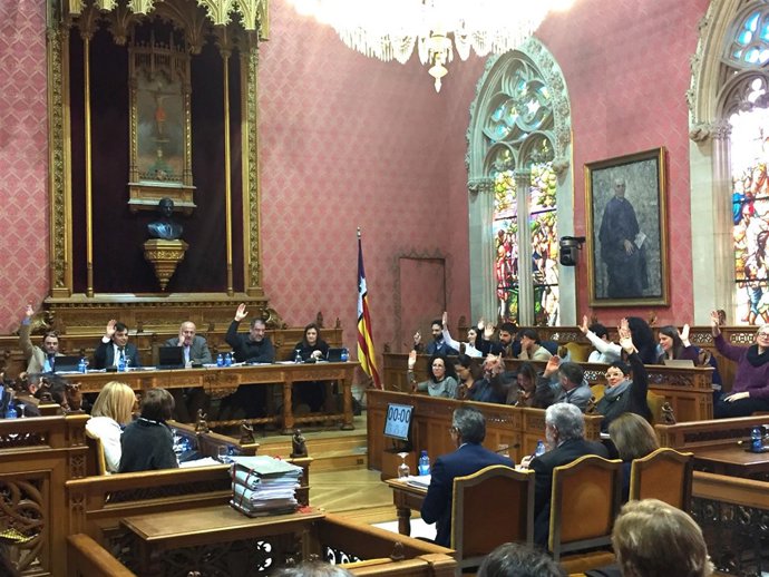 Los consellers votando en el pleno del Consell de Mallorca