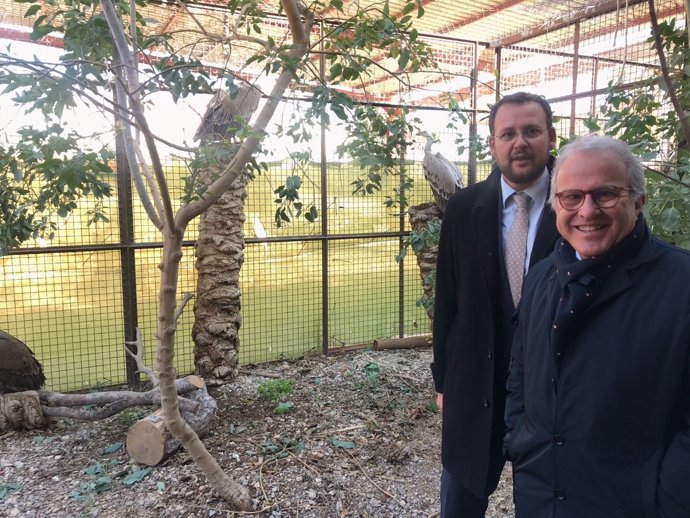 Guillén y Coello junto a los nuevos buitres leonados de Terra Natura Murcia