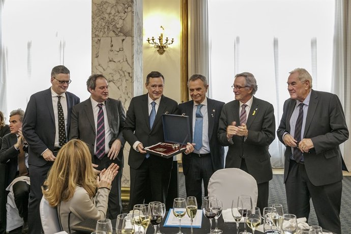 El pres. D'Agbar Àngel Simon rep la Clau de Barcelona