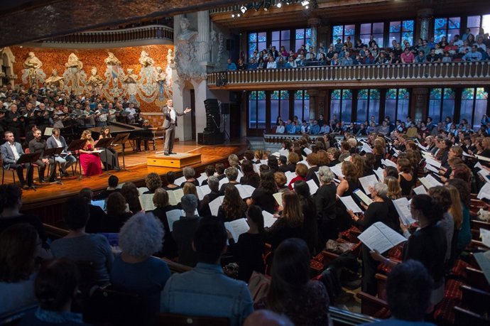 Simon Halsey dirigirà 450 cantores al Palau de la Música amb Carmina Burana