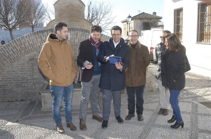 El alcalde de Granada, Francisco Cuenca, en el Albaicín