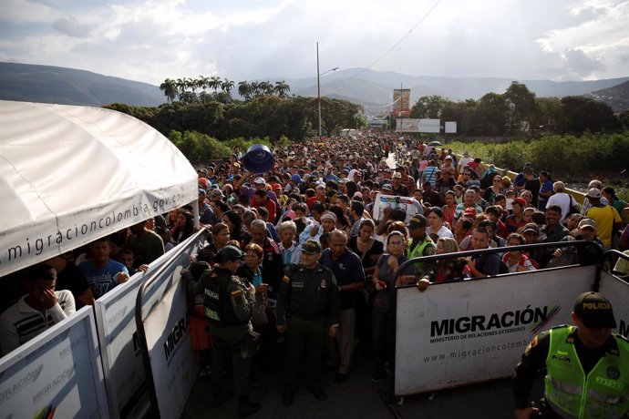 Personas intentado cruzar desde Venezuela a Colombia  