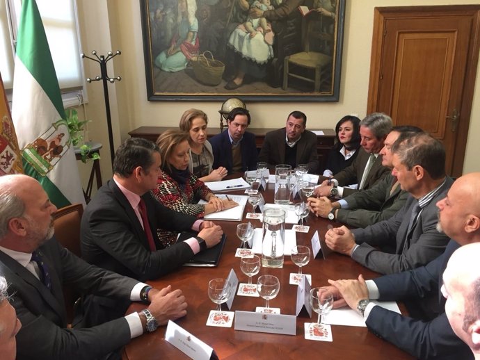 María Luisa Poncela y Antonio Sanz, en una reunión con el sector de aceituna.