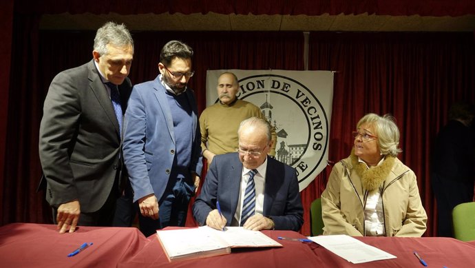 El alcalde de Málaga firma un acuerdo sobre viviendas en Carranque