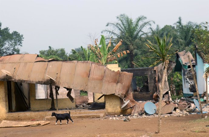 Edificios destruidos en Kembong (Camerún)