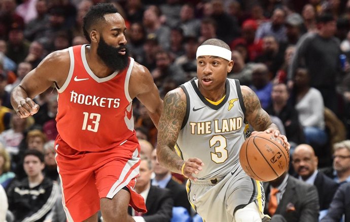 Isaiah Thomas bota el balón ante James Harden 