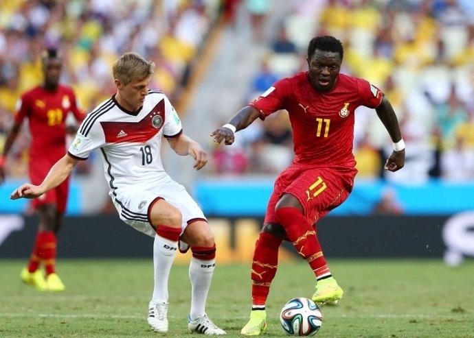 Muntari ante Toni Kroos