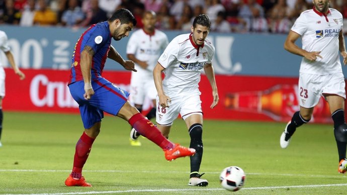 Luis Suárez marca en el Sevilla - Barcelona de la Supercopa