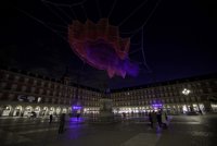 La Plaza Mayor acoge por su 400 cumpleaños las ondas sísmicas del terremoto de Japón de 2011 en una malla aérea