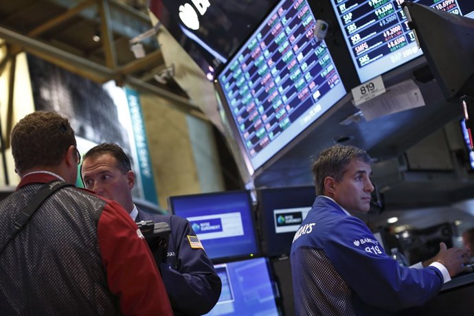Un grupo de operadores en la bolsa de Wall Street