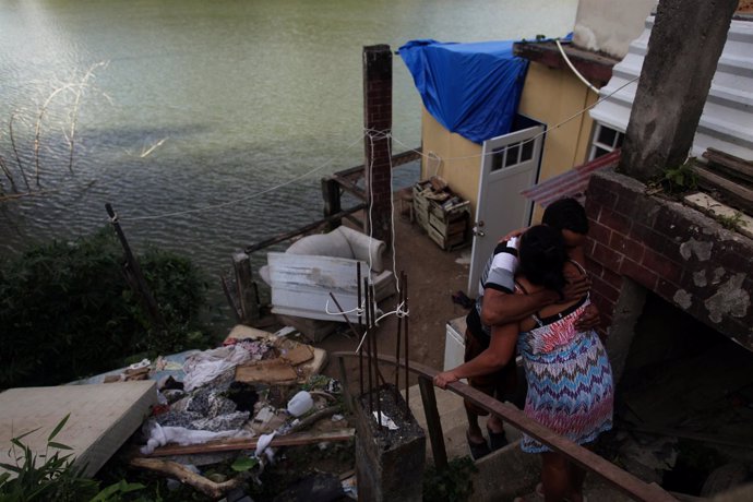 Matrimonio se abraza tras paso del huracán 'María' por Puerto Rico