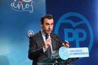 Maíllo ironiza sobre el uso de 'portavozas' y advierte de que los periodistas "igual se convierten en periodistos"