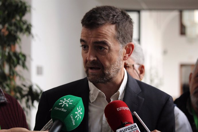 El coordinador general de IU Andalucía, Antonio Maíllo, atiende a los medios