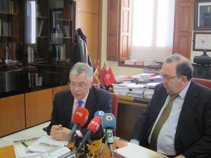 El rector de la UMU, José Orihuela, y el profesor Francisco Michavila