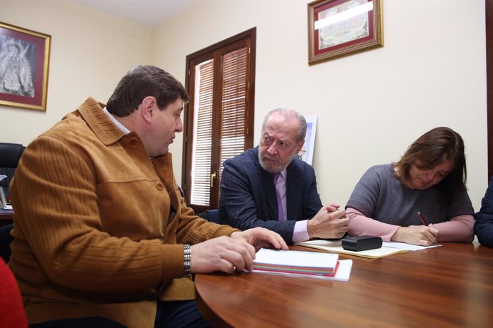 Fernando Rodríguez Villalobos se reúne con el alcalde de Villaverde del Río