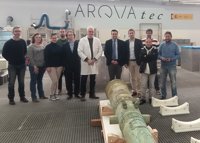 Alumnos del Centro de Referencia Nacional de Cartagena inspeccionan los cañones de una fragata del siglo XVI restaurados