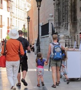 Inmediaciones catedral de málaga turistas viajeros visitantes 