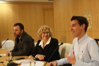 Miembros de Podemos y Ahora Madrid aprovechan el cumpleaños de Carmena para felicitarla y pedirle que repita en 2019