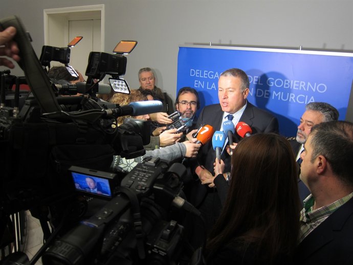 El delegat Bernabé atenent als mitjans junt Durán i Rivera             
