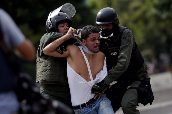 Un manifestante es detenido en una protesta en Caracas