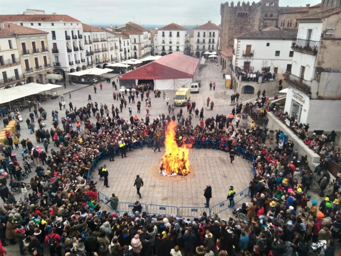 Quema del pelele en Cáceres para inaugura el carnaval