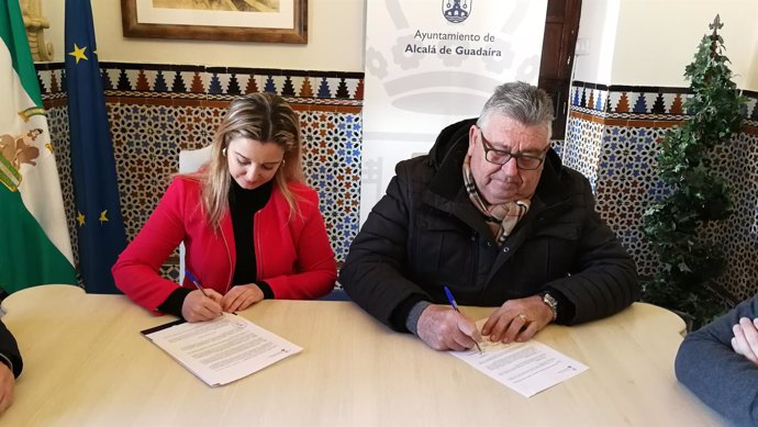 Firma de convenio entre Ayuntamiento de Alcalá y Asociación de Carnaval