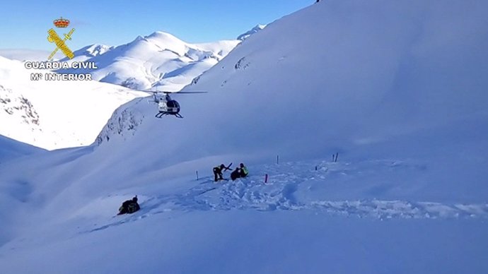 La Guardia Civil Rescata A Un Esquiador Accidentado En Llanaves De La Reina (Leó