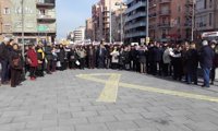 Trabajadores de la Generalitat de Lleida extienden un gran lazo amarillo frente a Òmnium Cultural