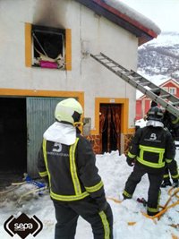 Bomberos sofocan un incendio en una casa en Bezanos (Caso)