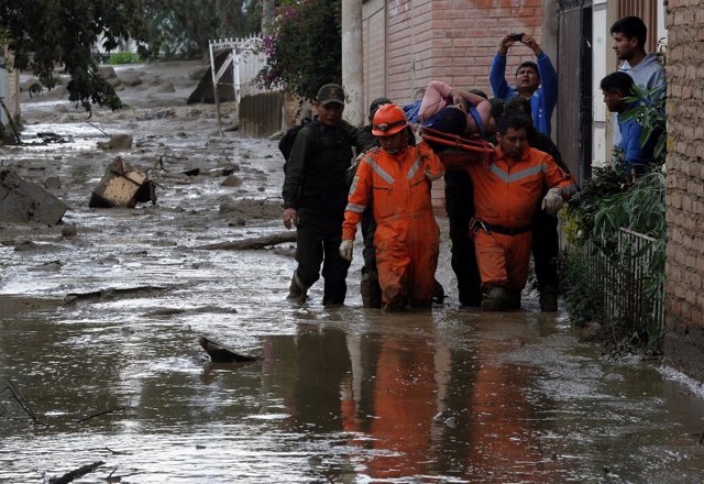 Desbordamiento del río Tiquipaya debido a las fuertes lluvias en Bolivia