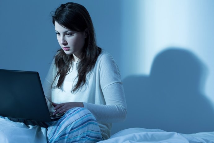 Chica en el ordenador, mujer, pijama, cama
