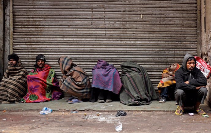 Vagabundos ateridos de frío en Nueva Delhi