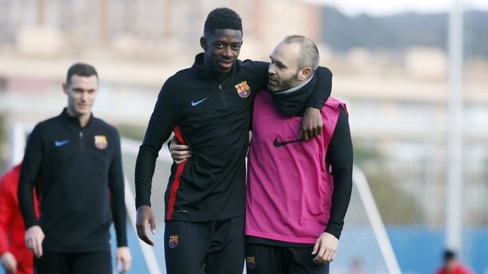 Dembele e Iniesta entrenando con el Barcelona