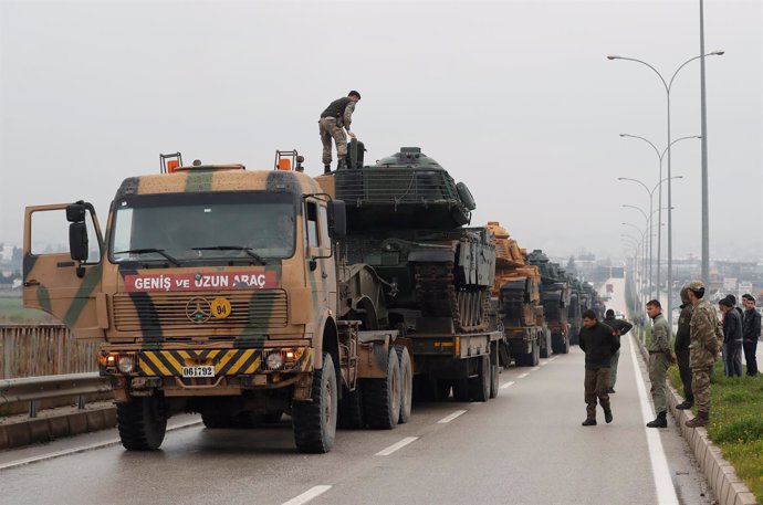 Carros de combate turcos de camino a la frontera siria