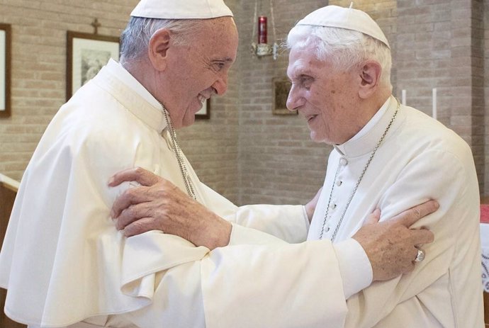 El Papa Francisco y el Papa emérito Benedicto XVI