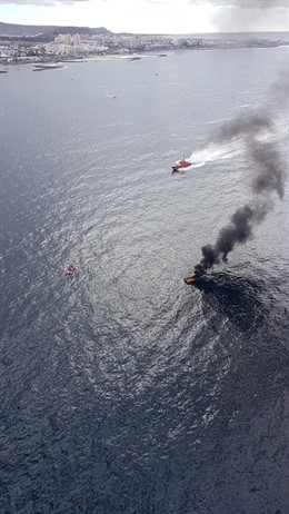 Embarcación incendiada tras sufrir la explosión