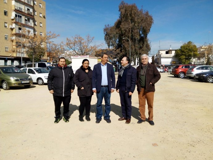 El concejal del PP Ignacio Flores, en la barriada Santa Aurelia de Sevilla