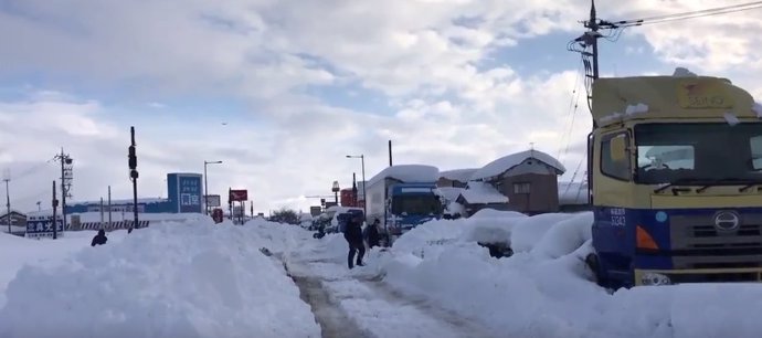 Vehículos atrapados por la nieve en Japón