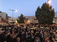 Centenares de personas se concentran en el pueblo de Junqueras para pedir su libertad